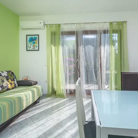 Apartment Green